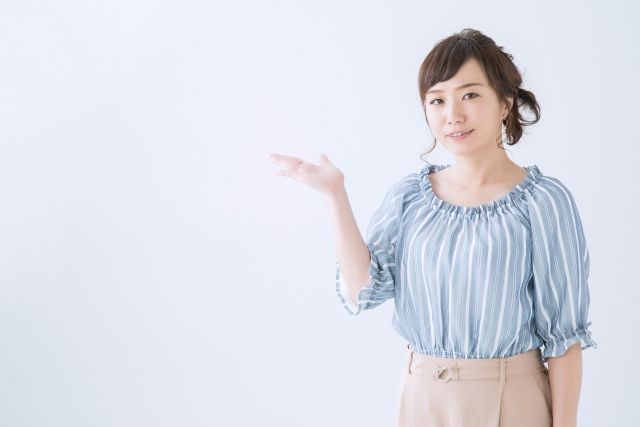 認証機関を紹介する女性