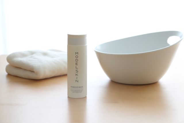 モデルスキンパウダーウォッシュとタオル