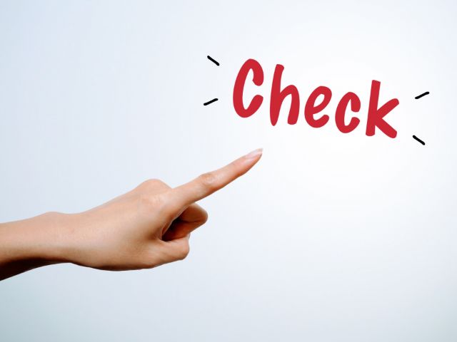 赤い文字のチェックと手